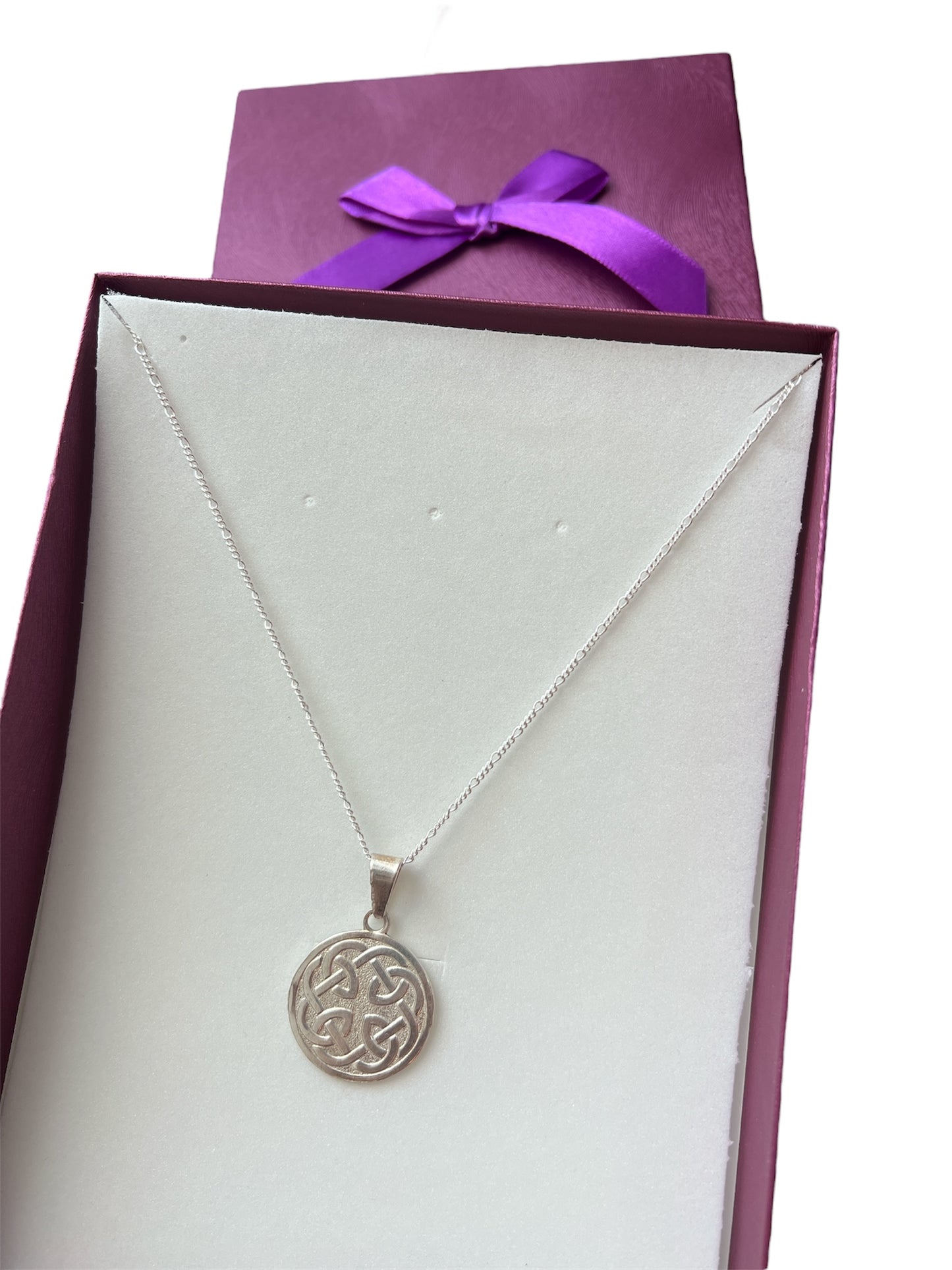 Cadena con dije de Nudo de Celta