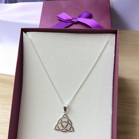 Cadena con dije de Nudo de Celta