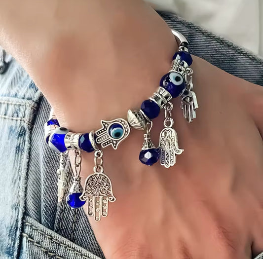 Pulseras dijes y amuletos